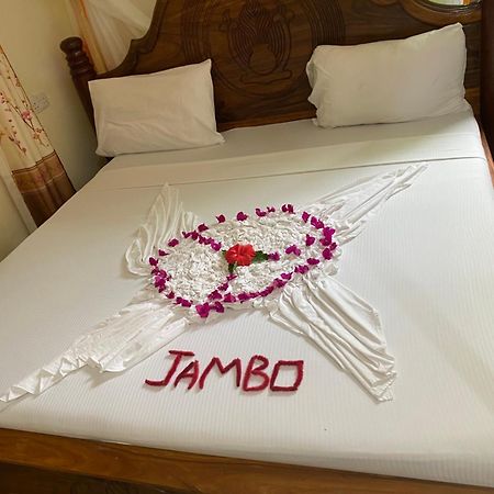 Bed and Breakfast Falcon House Кендва Экстерьер фото