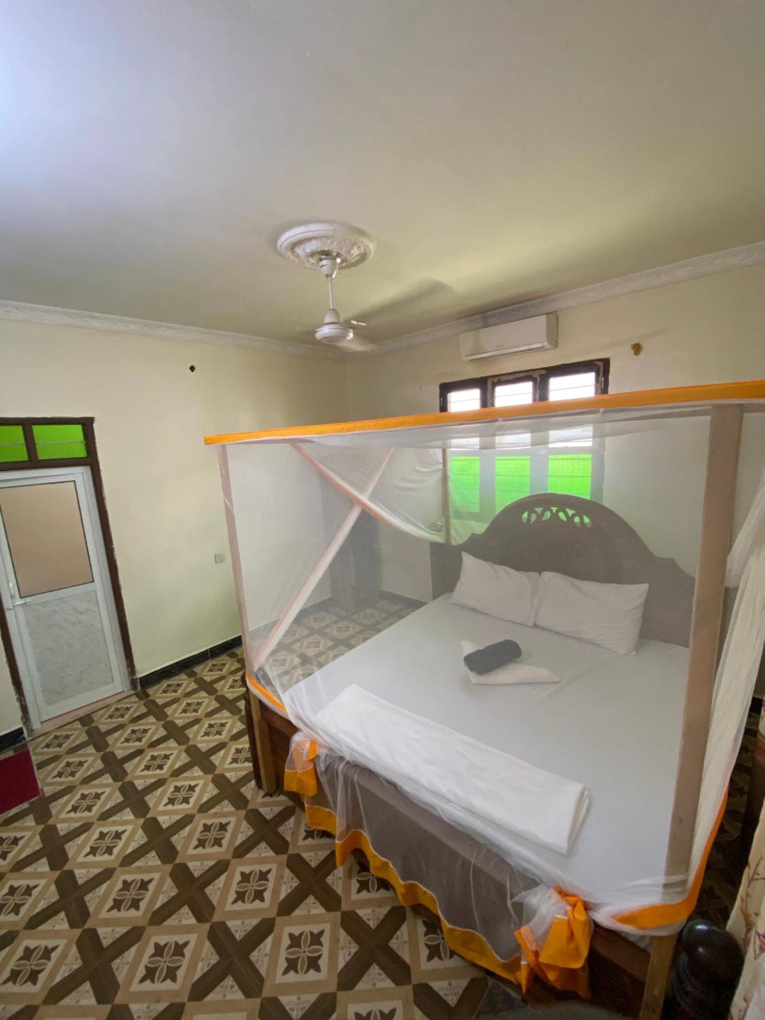 Bed and Breakfast Falcon House Кендва Экстерьер фото