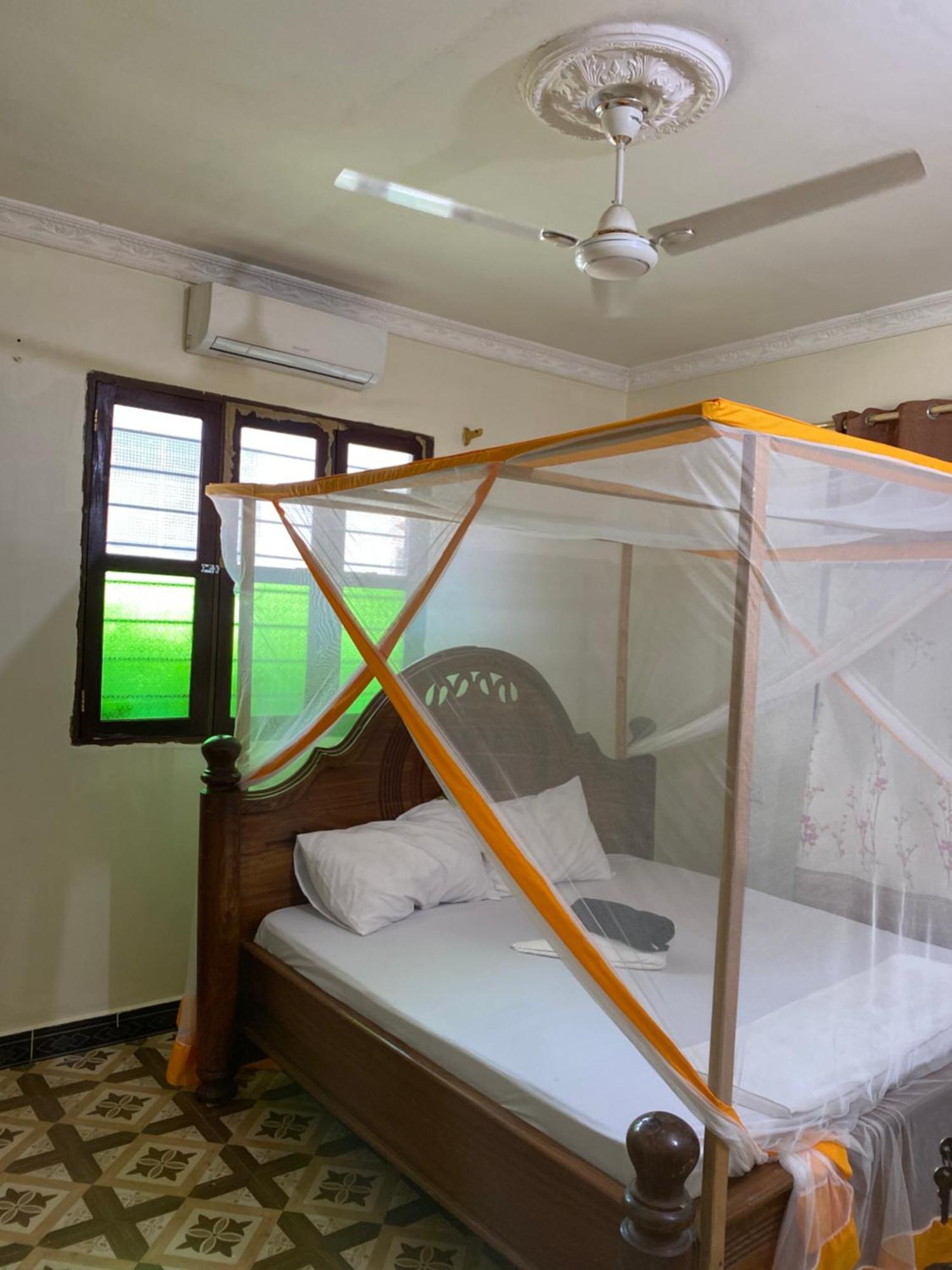 Bed and Breakfast Falcon House Кендва Экстерьер фото