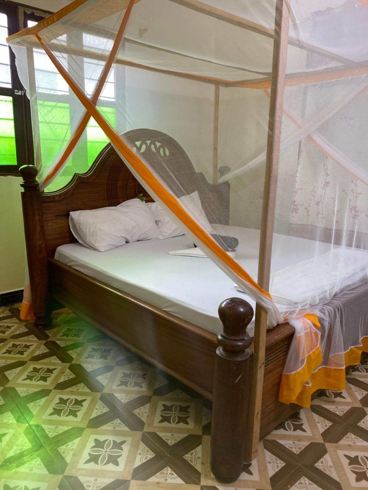 Bed and Breakfast Falcon House Кендва Экстерьер фото