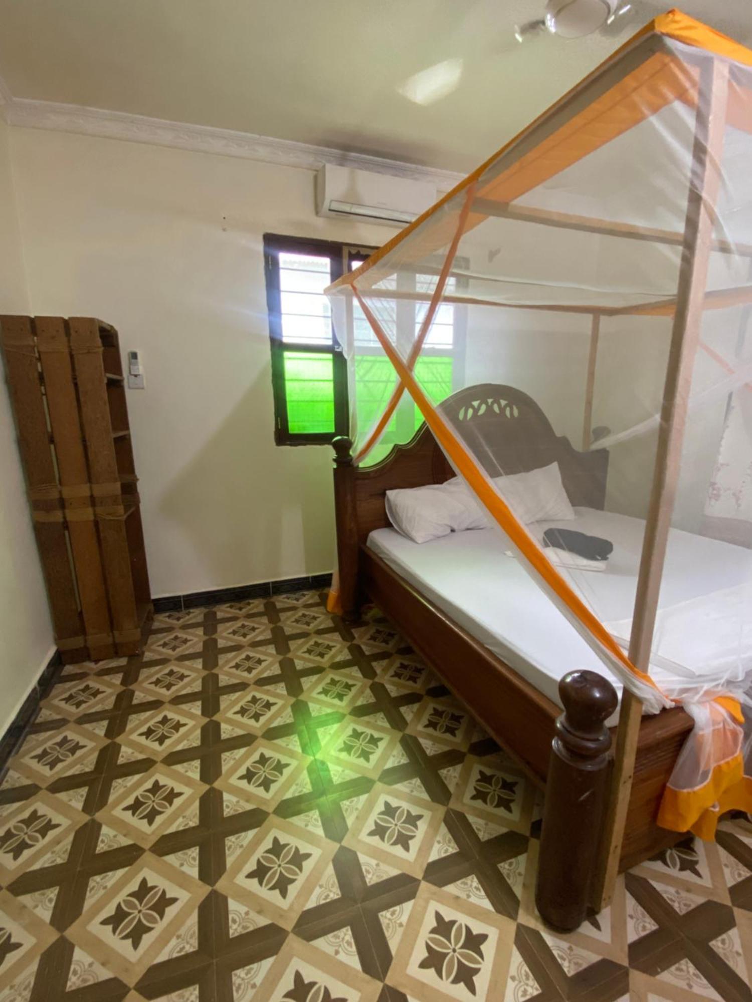 Bed and Breakfast Falcon House Кендва Экстерьер фото