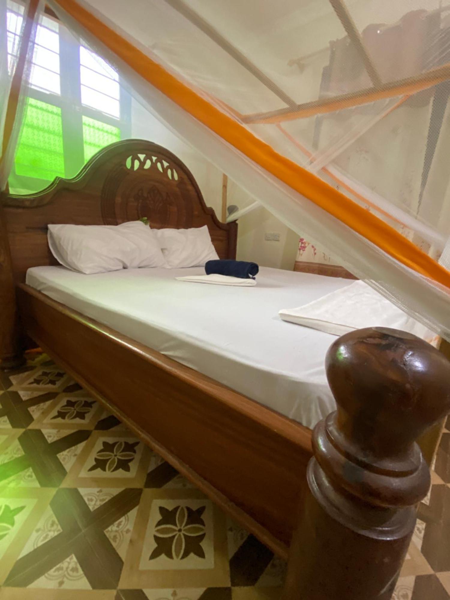 Bed and Breakfast Falcon House Кендва Экстерьер фото