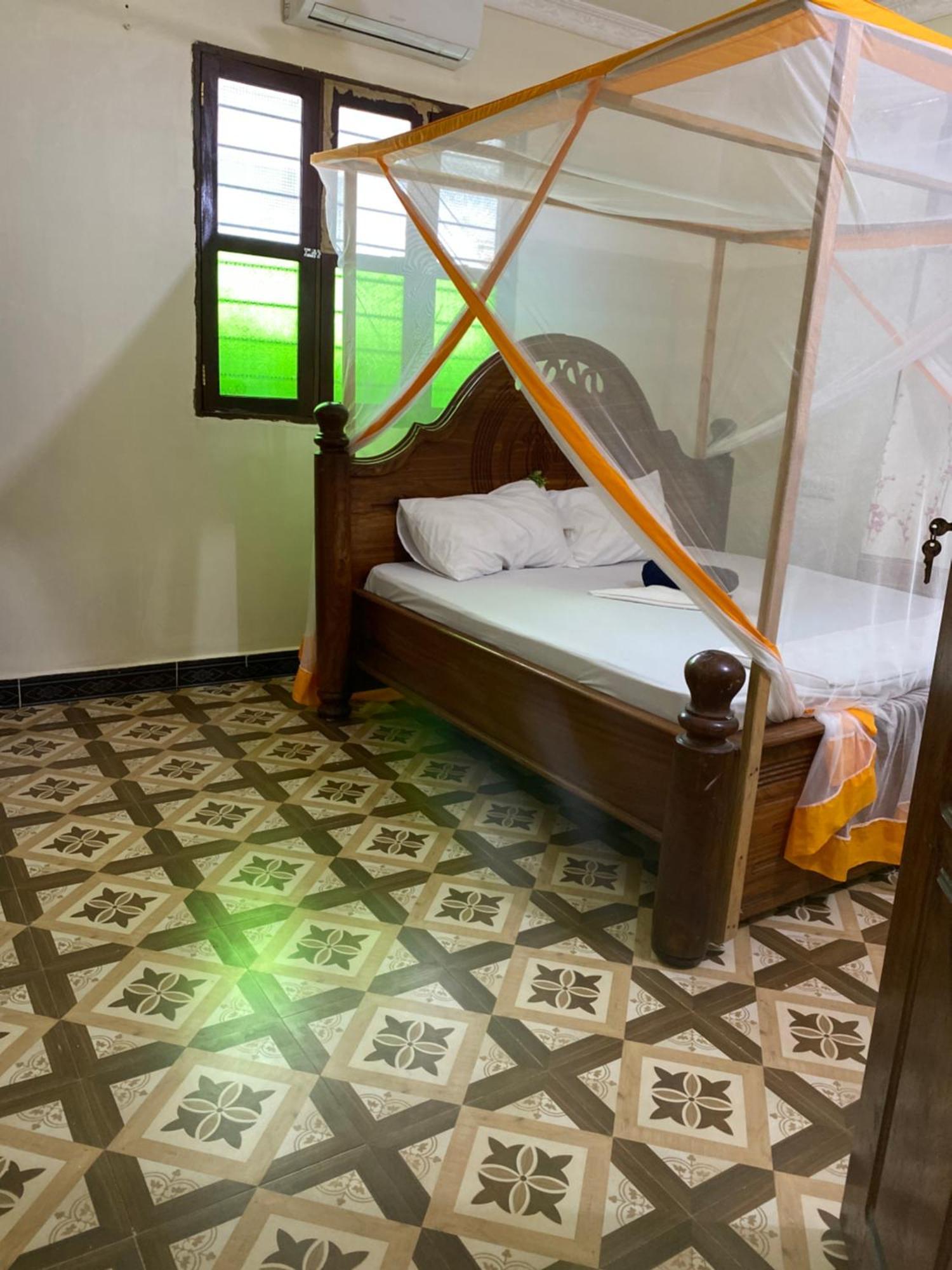 Bed and Breakfast Falcon House Кендва Экстерьер фото