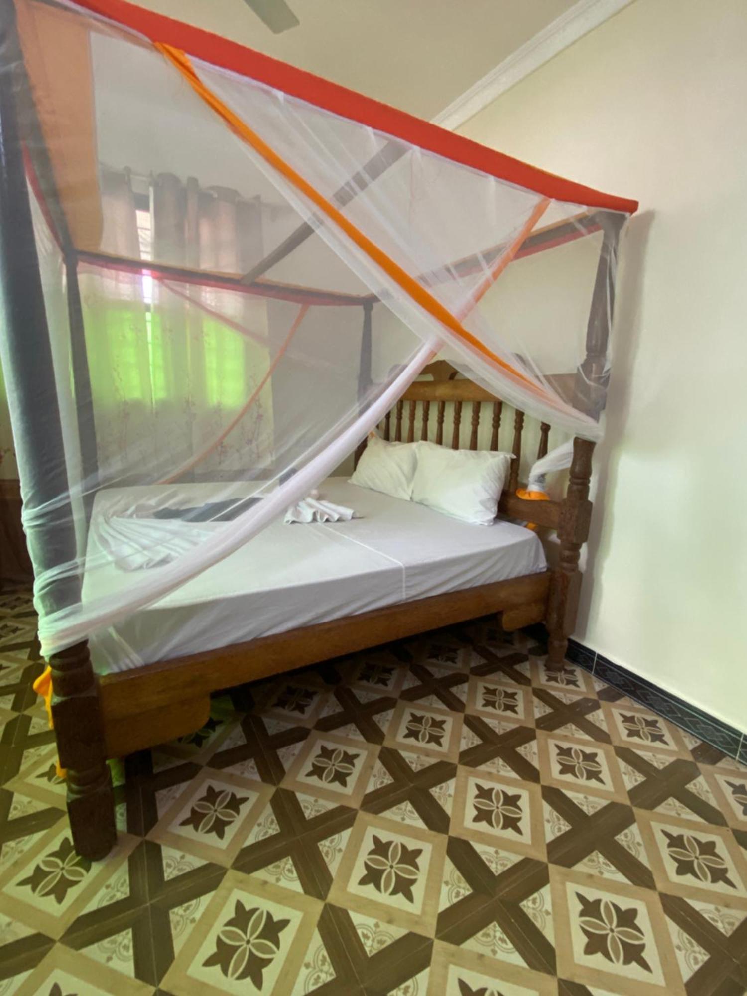 Bed and Breakfast Falcon House Кендва Экстерьер фото