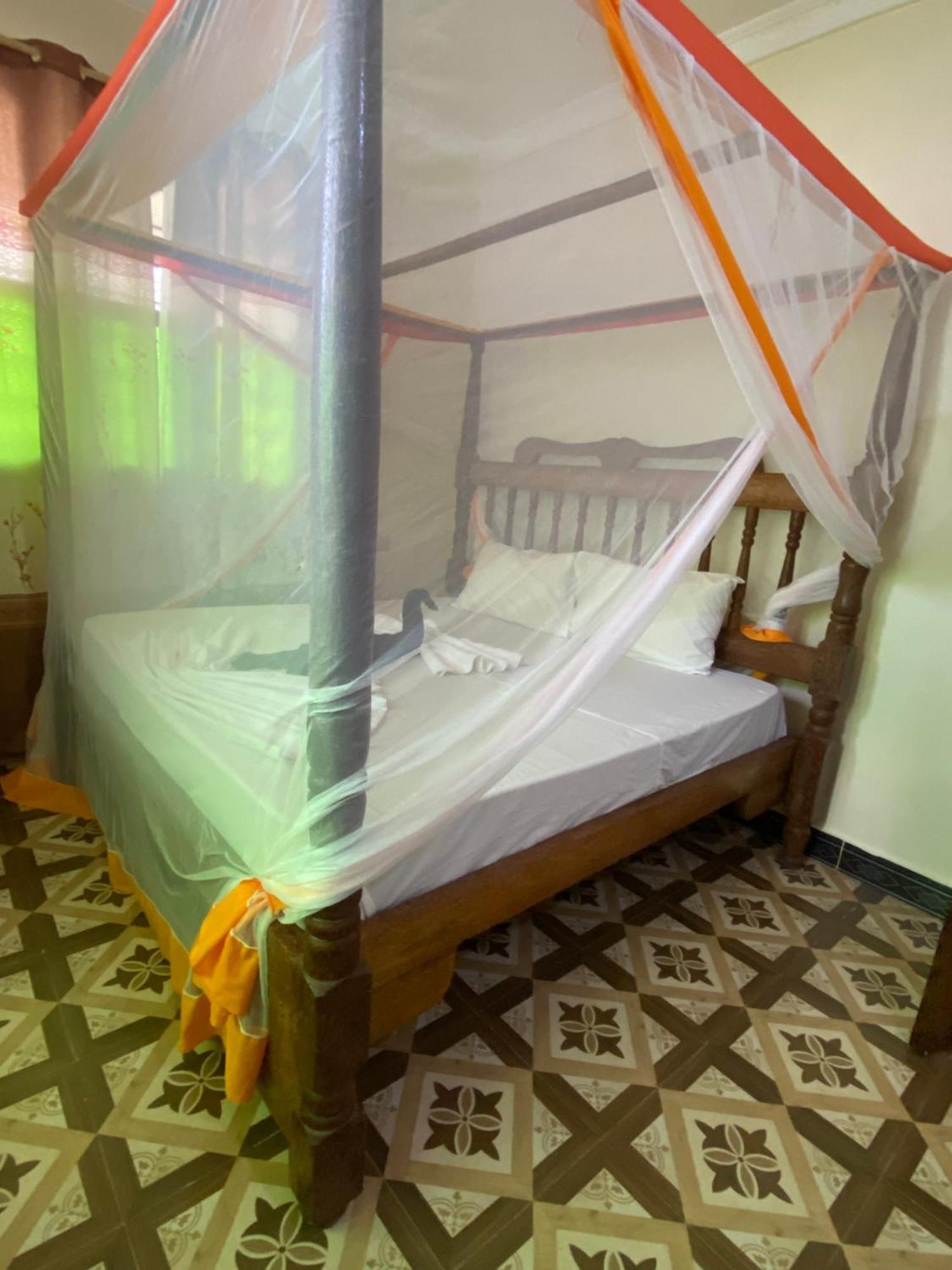 Bed and Breakfast Falcon House Кендва Экстерьер фото