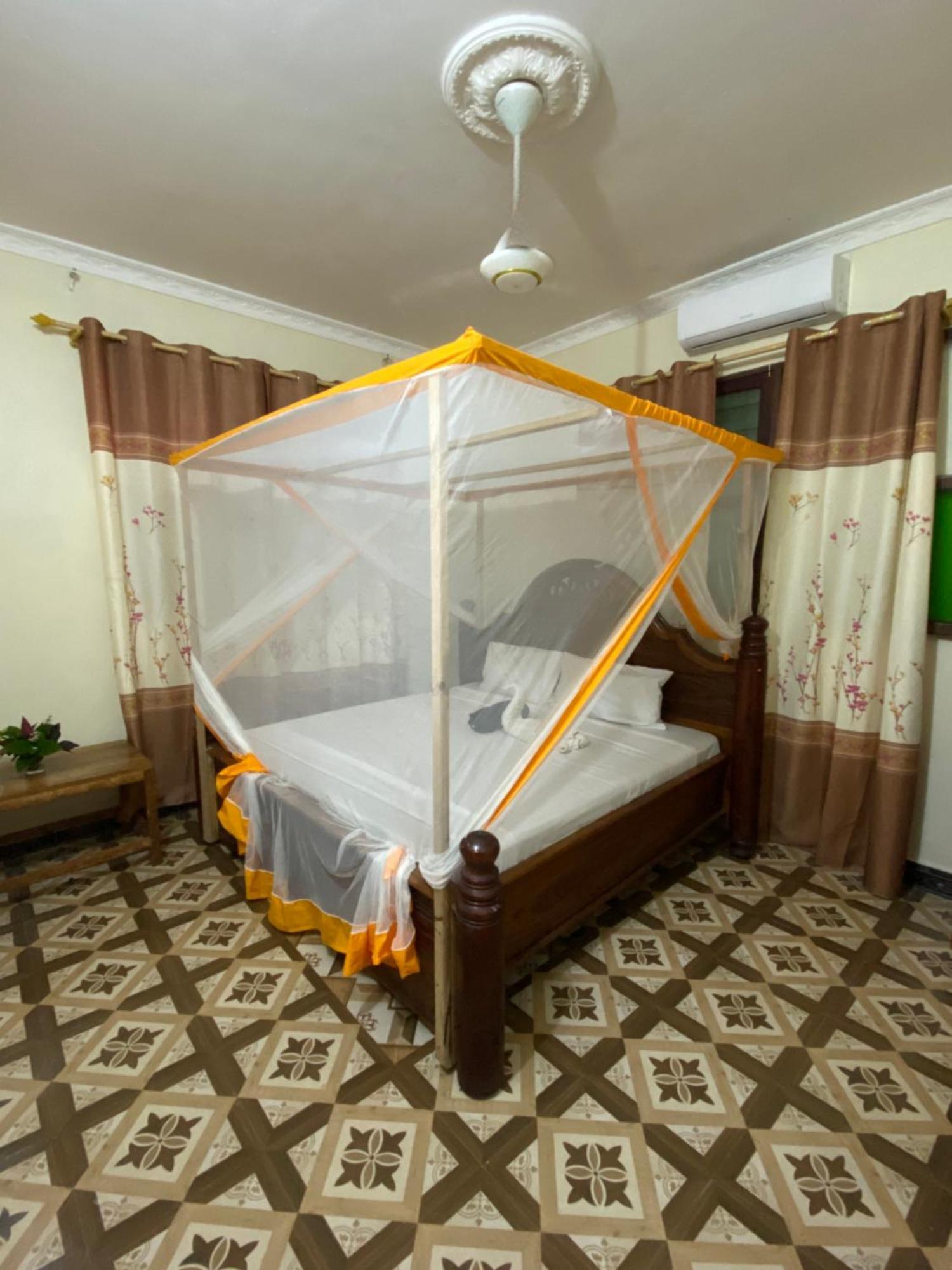 Bed and Breakfast Falcon House Кендва Экстерьер фото