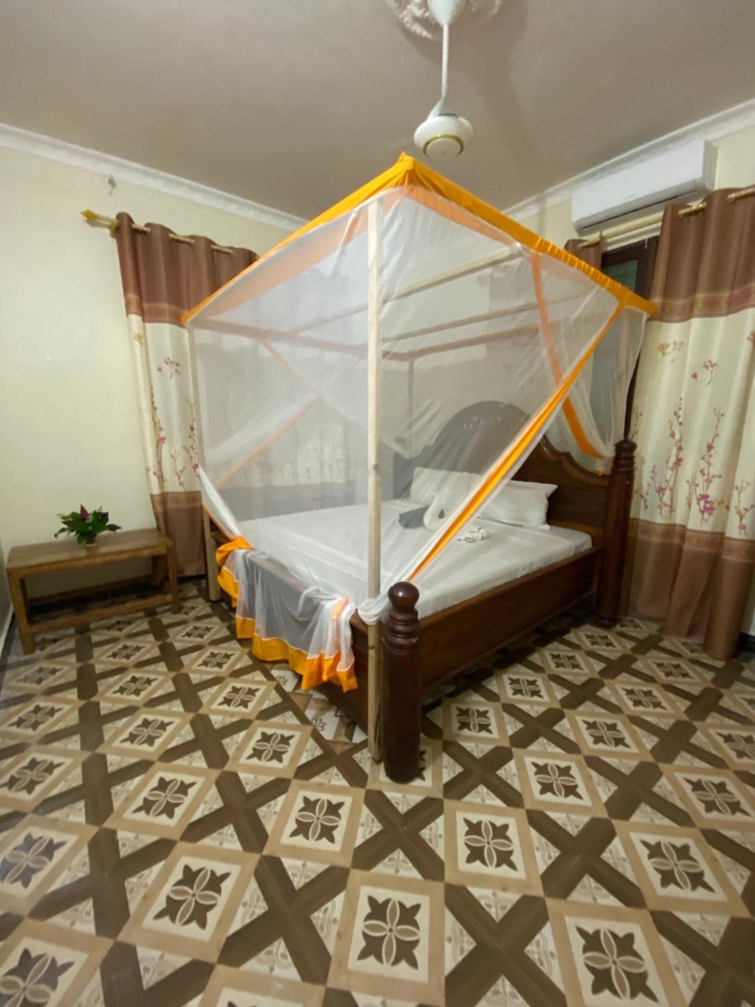 Bed and Breakfast Falcon House Кендва Экстерьер фото