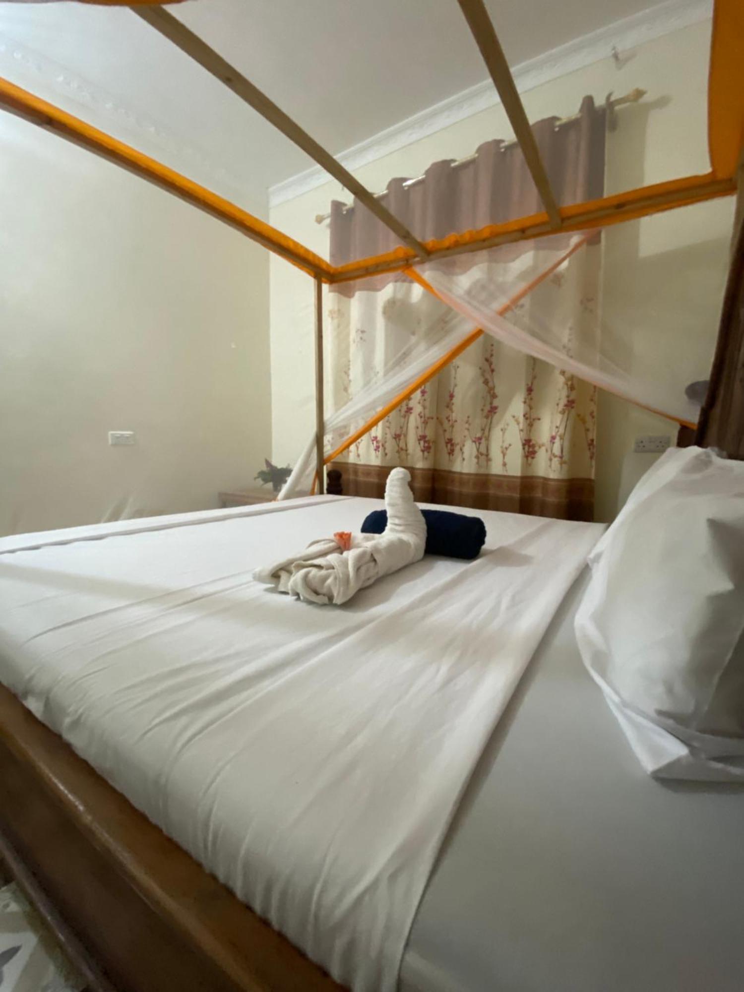 Bed and Breakfast Falcon House Кендва Экстерьер фото