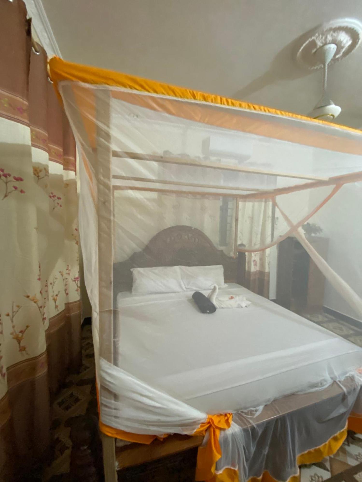 Bed and Breakfast Falcon House Кендва Экстерьер фото