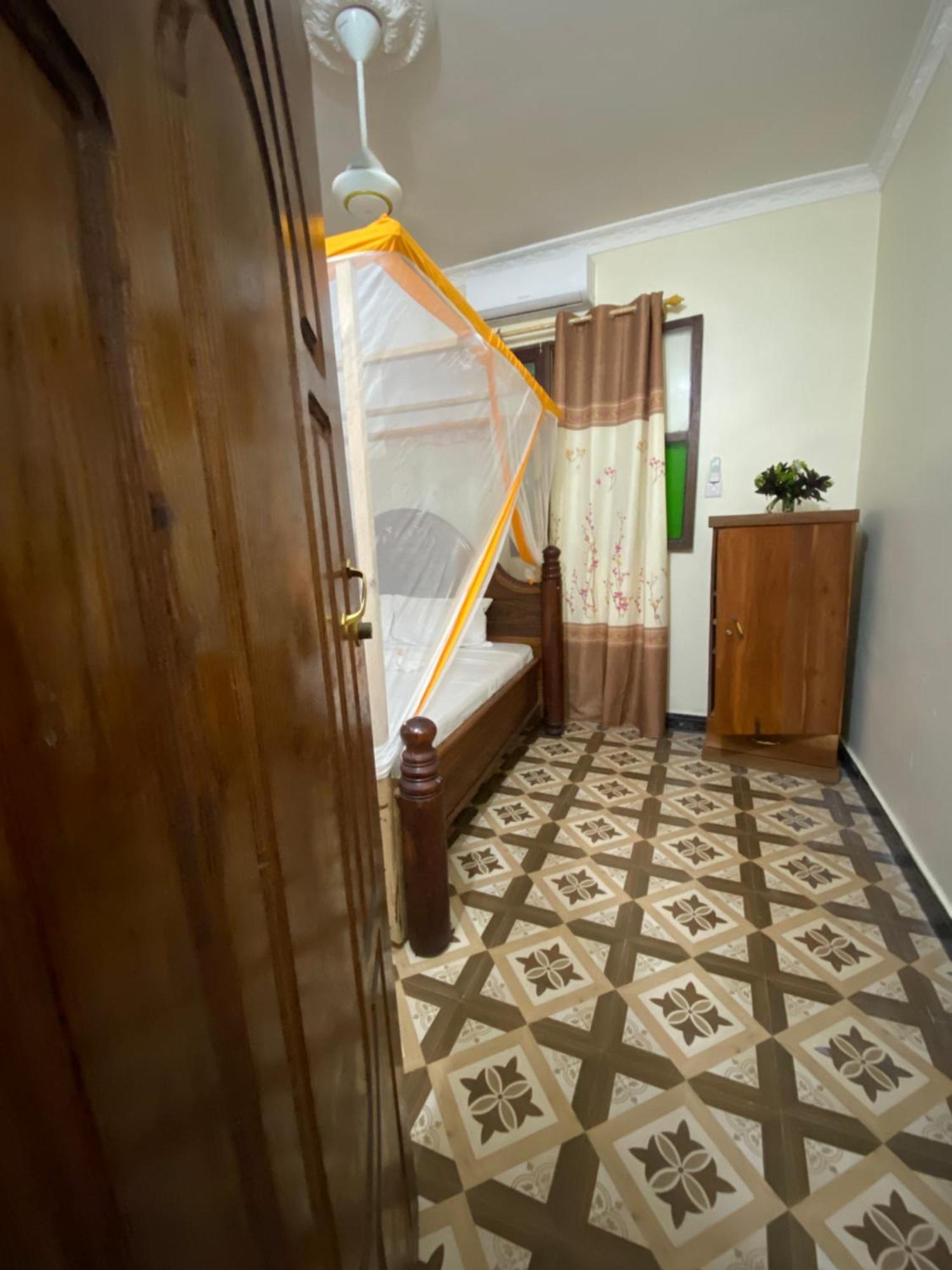 Bed and Breakfast Falcon House Кендва Экстерьер фото