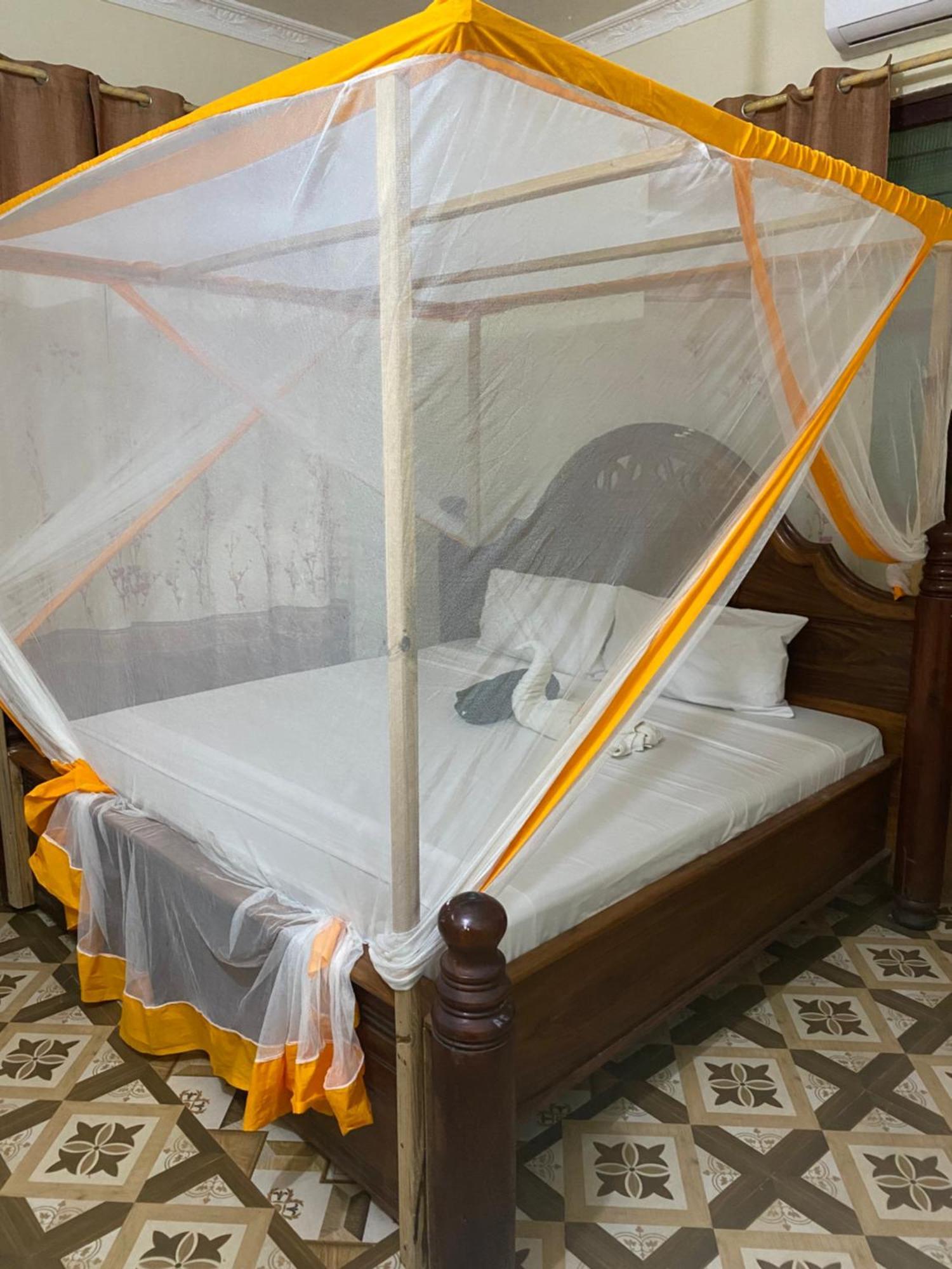Bed and Breakfast Falcon House Кендва Экстерьер фото