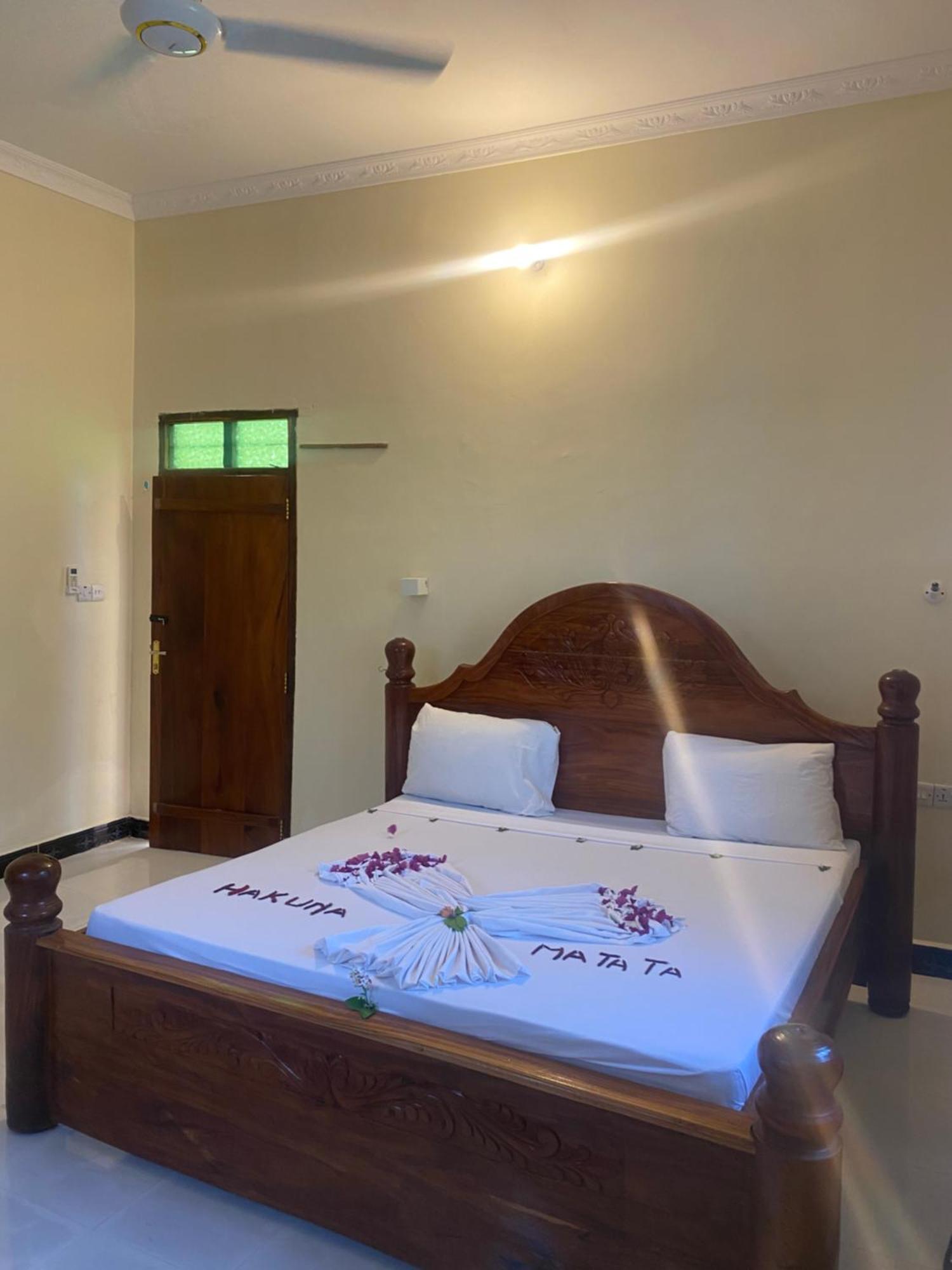 Bed and Breakfast Falcon House Кендва Экстерьер фото