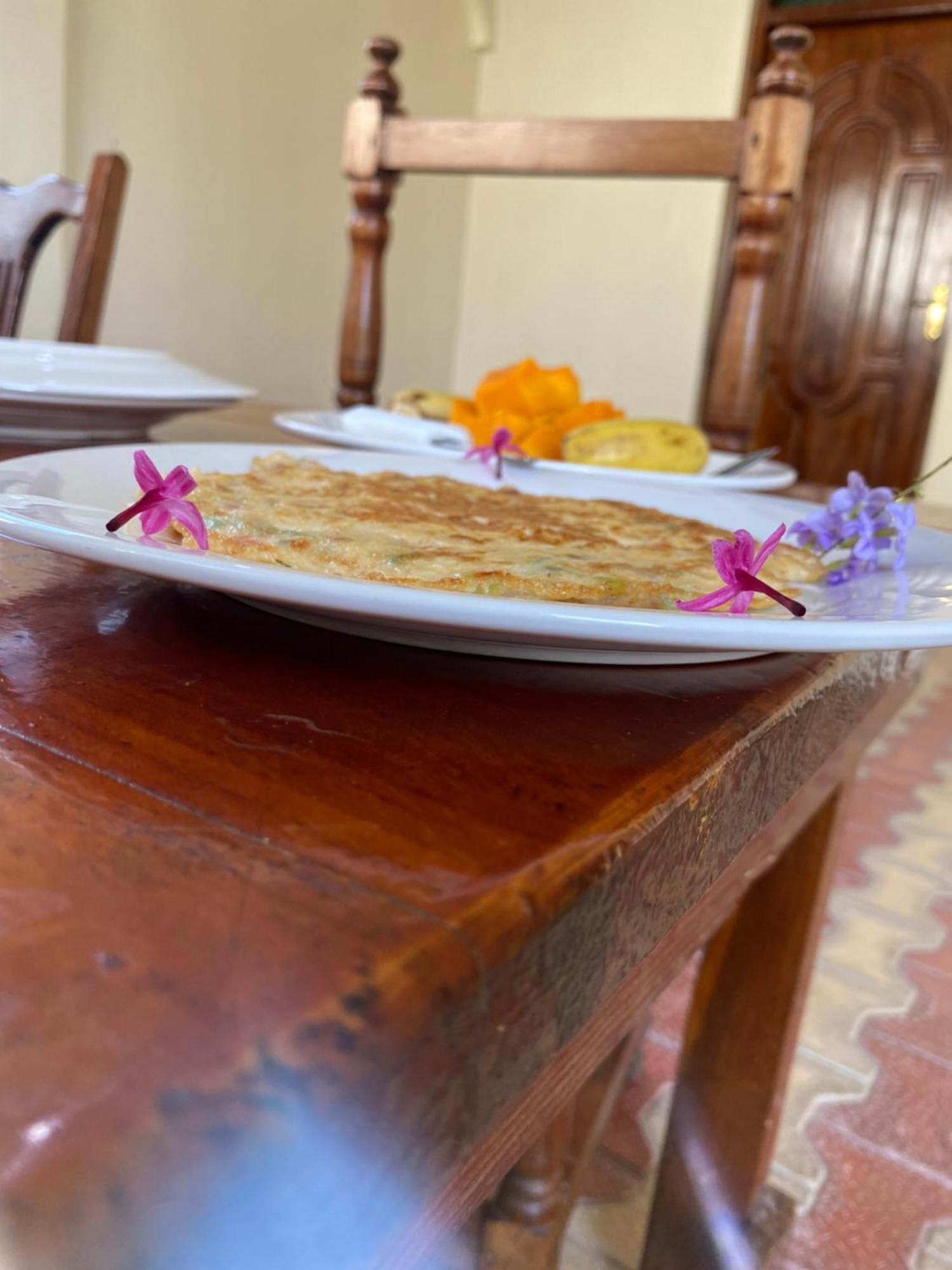 Bed and Breakfast Falcon House Кендва Экстерьер фото
