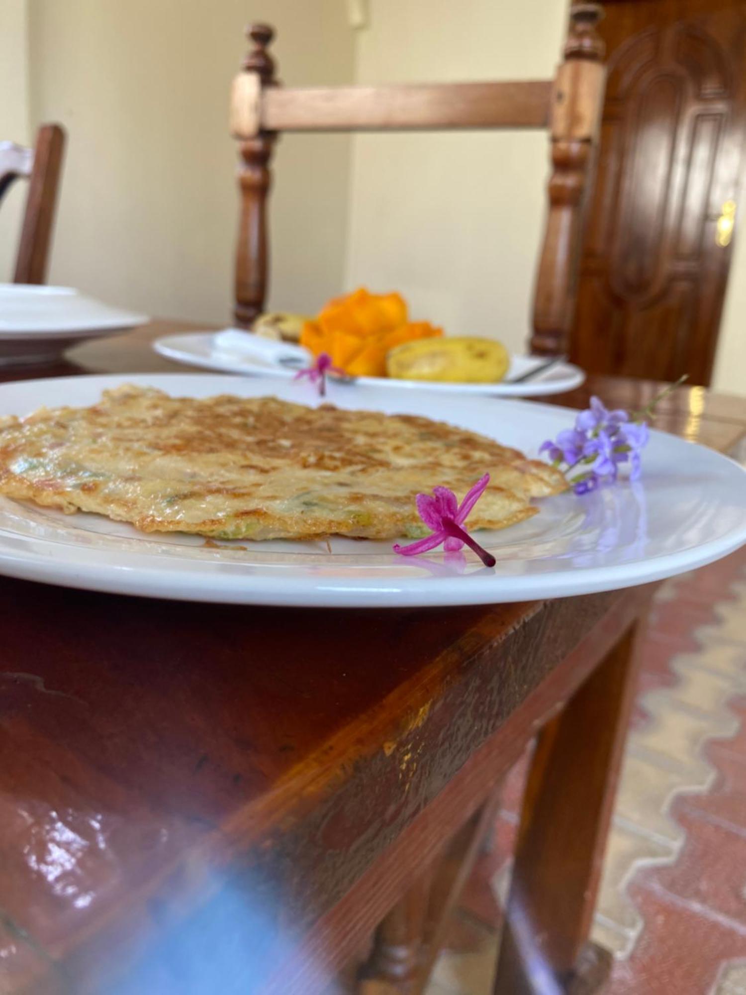 Bed and Breakfast Falcon House Кендва Экстерьер фото