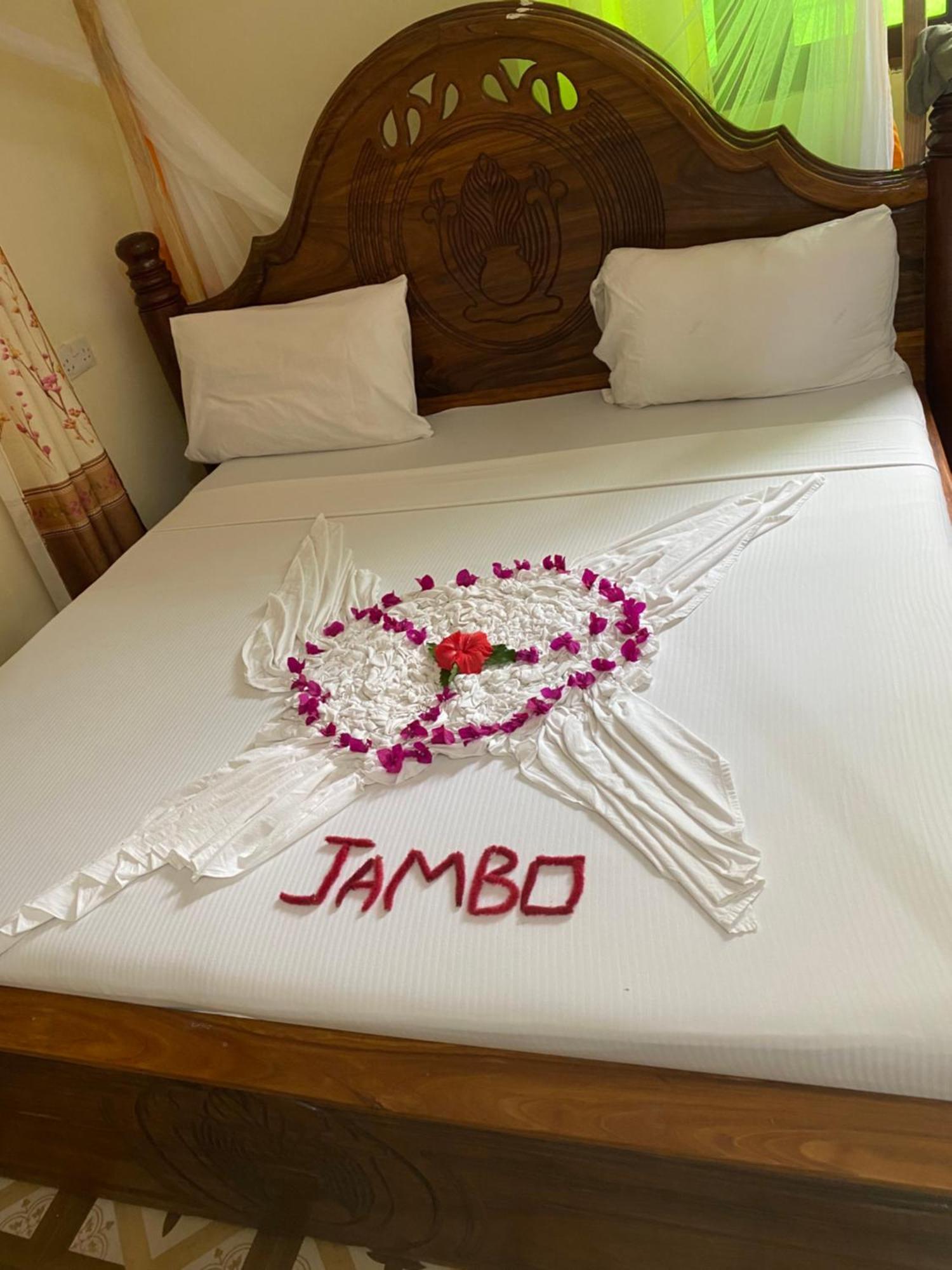 Bed and Breakfast Falcon House Кендва Экстерьер фото